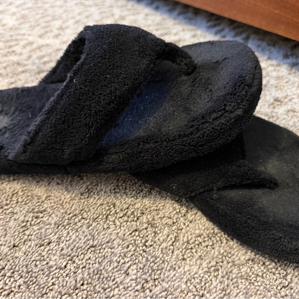 Vionic women’s black fuzzy slippers size 9
